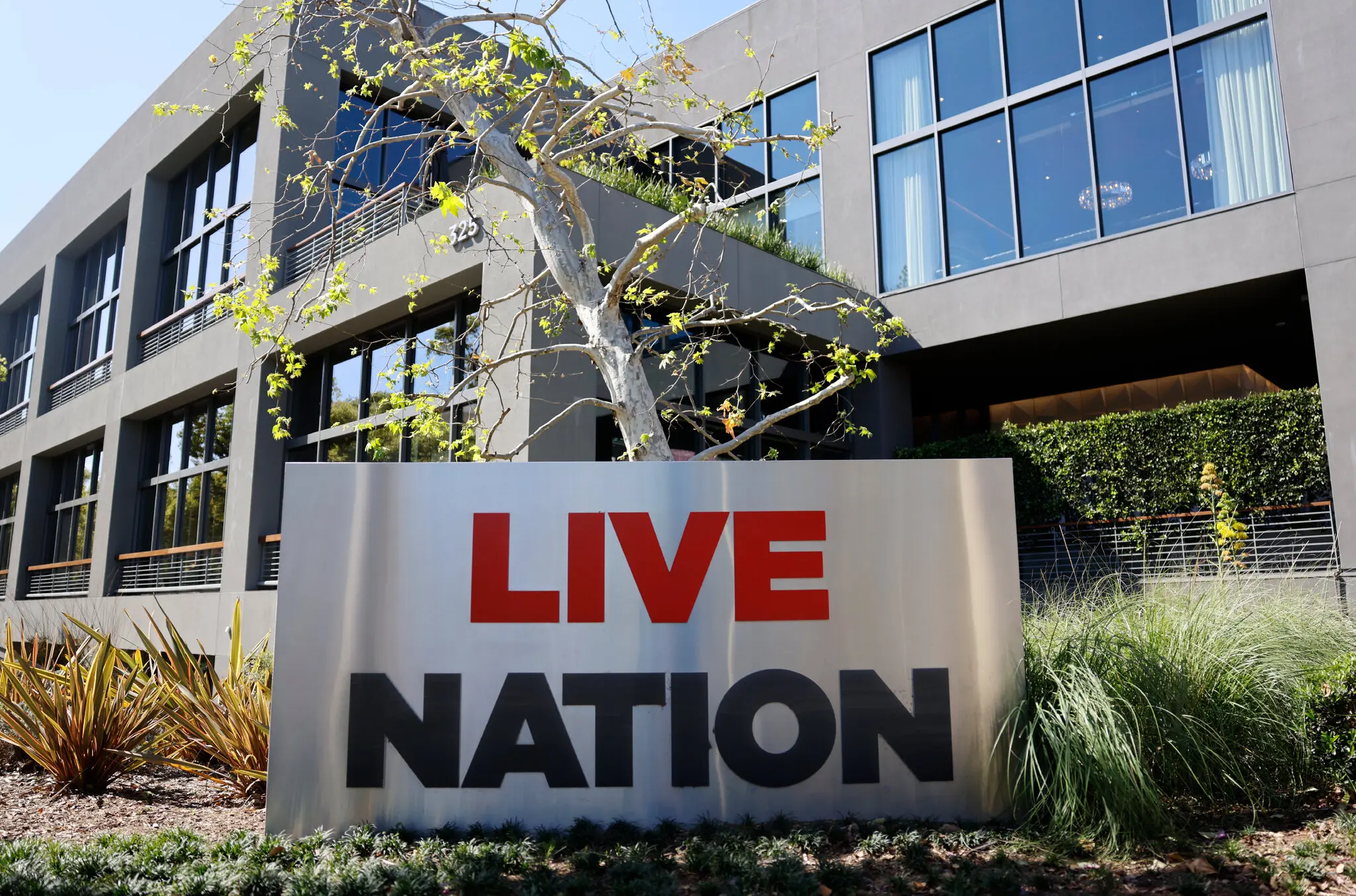 Dozens of States Weigh Continuing Live Nation Antitrust Case