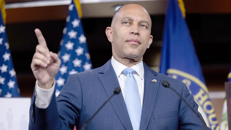 Jefferies gets in heated clash with CNN host on 'hypocritical' redistricting position and if Dems have a plan