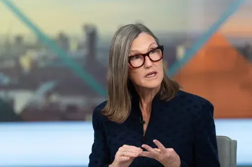 Cathie Wood’s ARK Fintech ETF Defies 2025 Slump, Gaining 30% on AI Bet