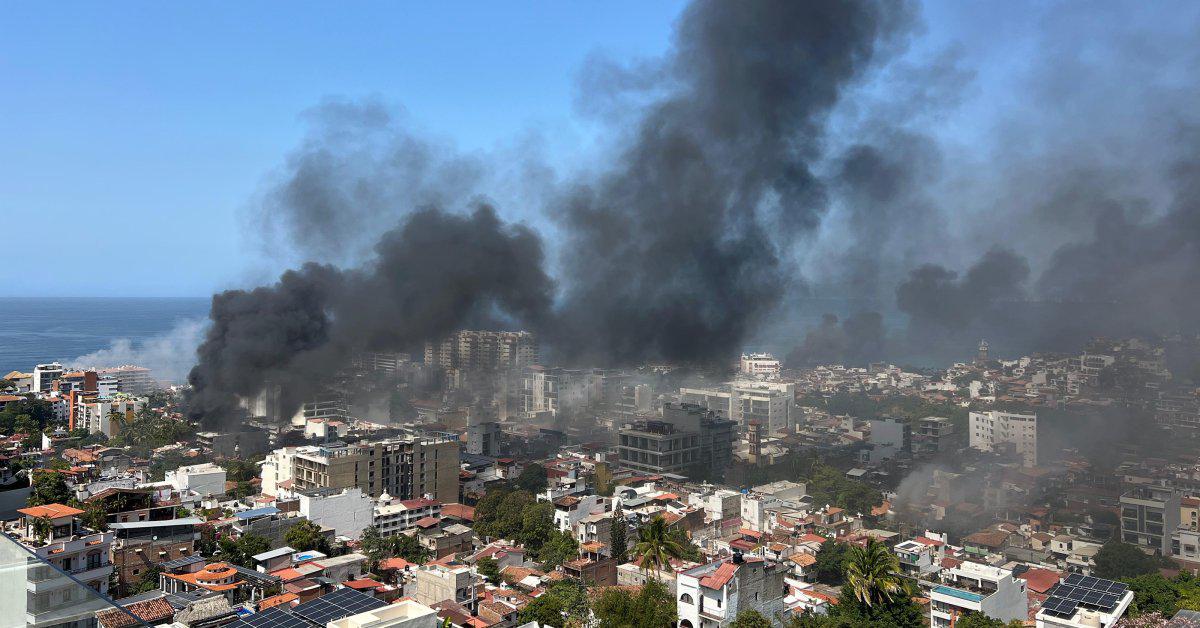 Tourists Stranded in Mexico After Cartel Violence Erupts