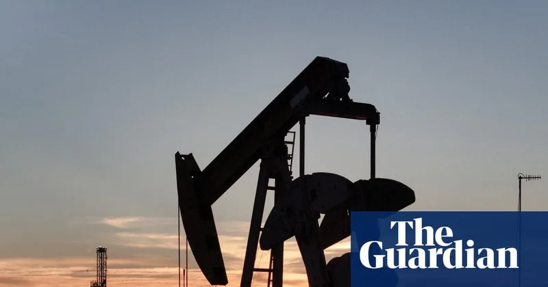 Asian Stocks Drop as War Drags On, Crude Oil Falls: Markets Wrap