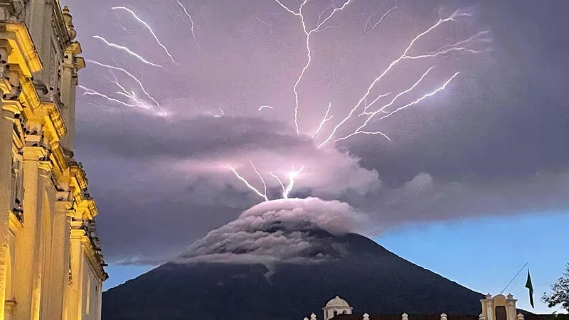 The mystery of how volcanic lightning happens has been solved