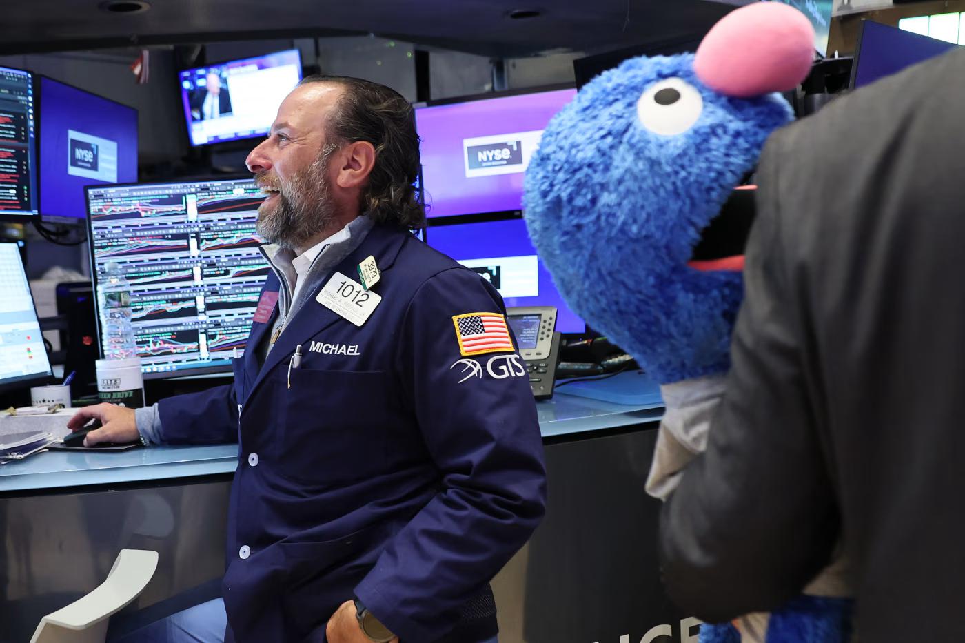 Stocks Advance on Hopes for Quick End to War