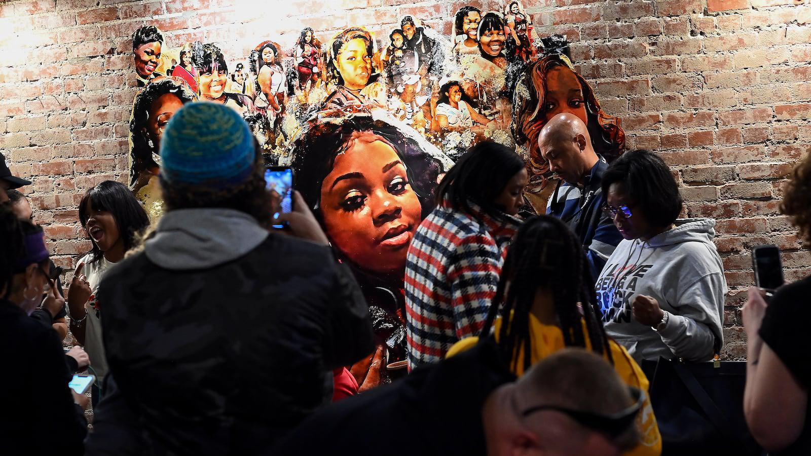 Judge agrees to dismiss charges against officers tied to Breonna Taylor raid