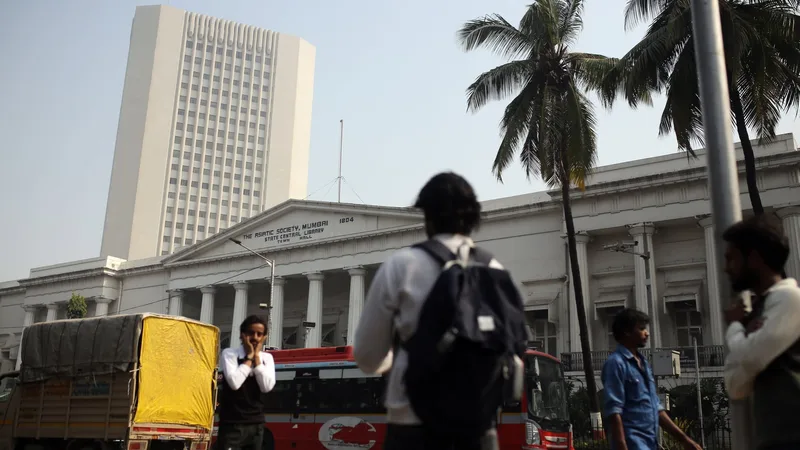 India’s central bank makes it harder to short the rupee