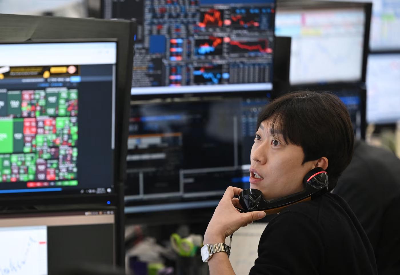 Oil Rises, Asian Equities Fall as Trump Signals Further Military Strikes on Iran