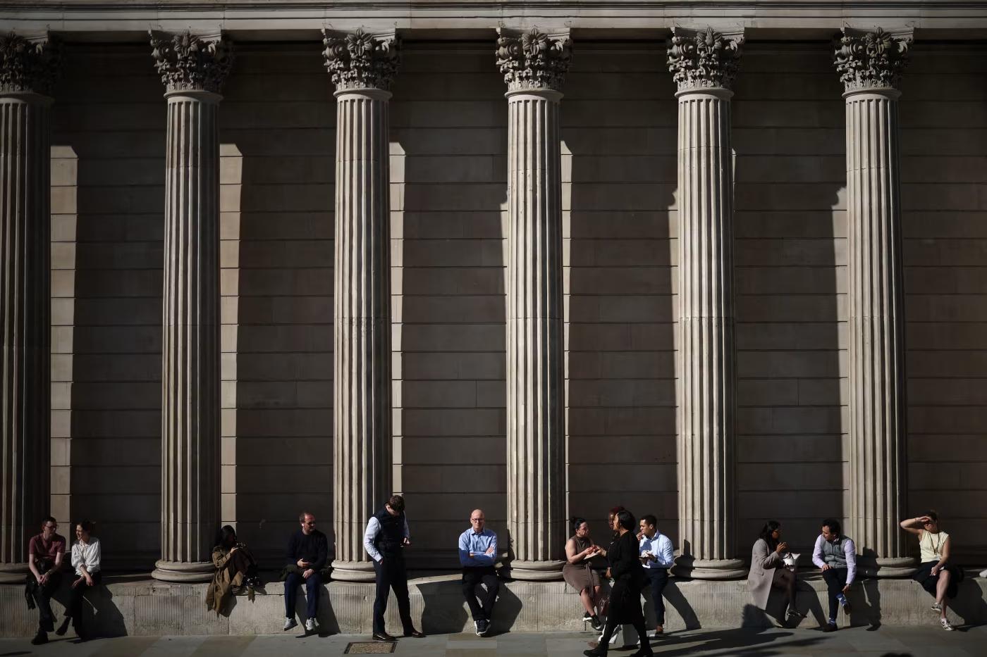 U.K. Businesses Expect Slight Pickup in Price Rises, BOE Survey Finds
