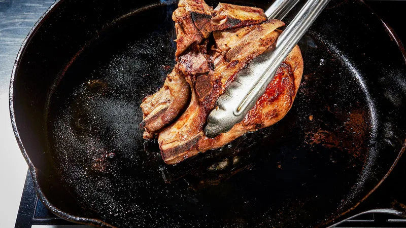 You asked: What’s the best way to sear meat without so much splattering?