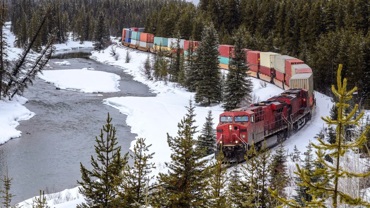 How Can a Locomotive Pull a Long Train That’s Much Heavier?