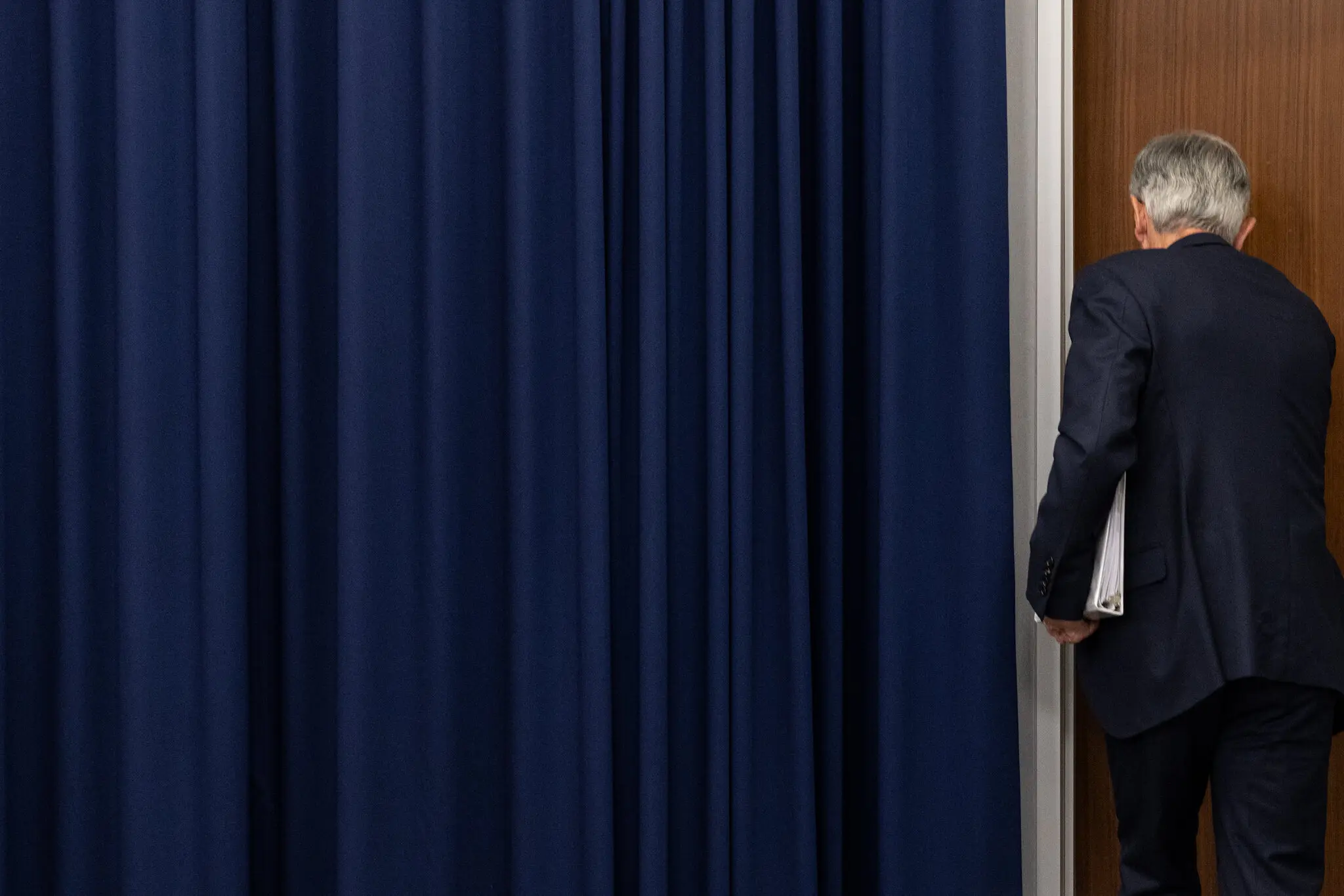 Behind Powell’s High-Stakes Decision to Stay at the Fed