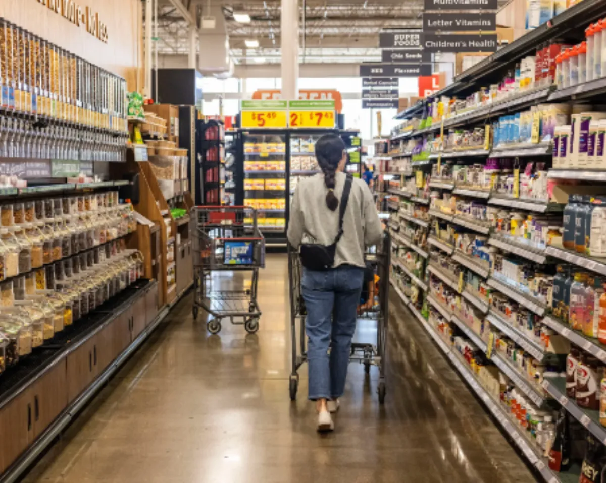 Recession Risks Rise as Consumers Turn Cautious