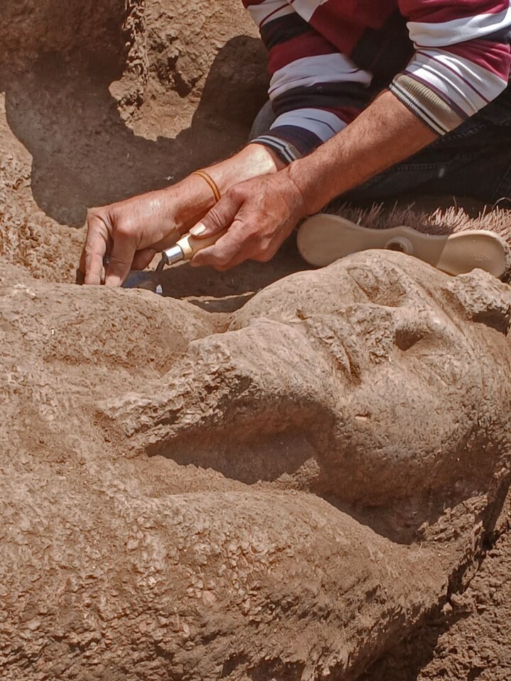 Who dragged this colossal statue of Ramses II across the desert?