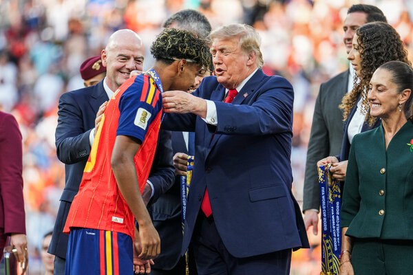 Trump Relents From Spain-Bashing to Present Its Team the World Cup Trophy