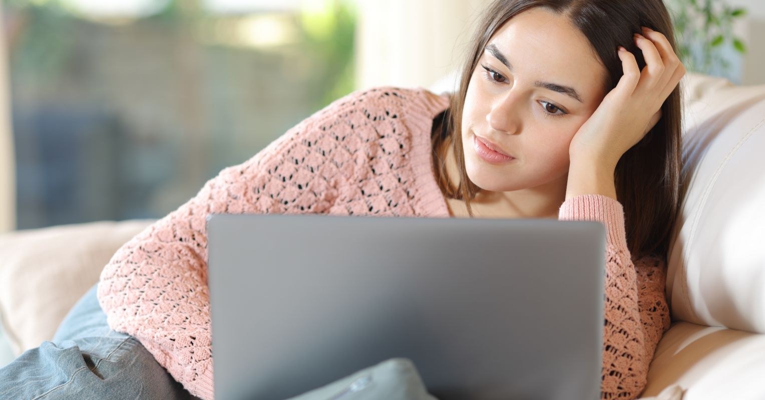 I Need Help! Should I Use an AI Chatbot or a Therapist?