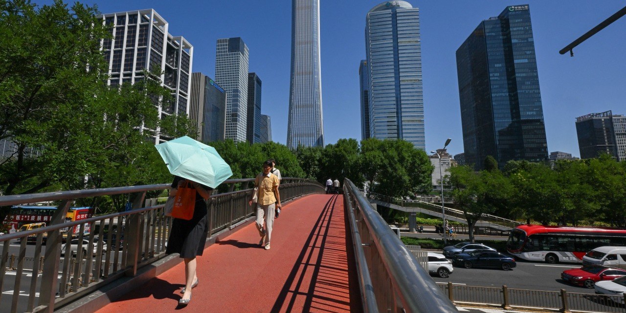 China’s Two-Speed Economy Pairs High-Tech Success With Domestic Gloom